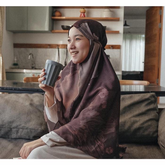 Instan Khimar Printing in Brown merajut kisah oki setiana dewi