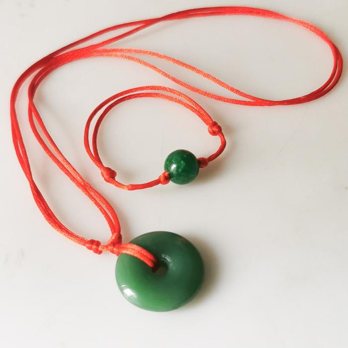 Satu set gelang dan kalung giok tali
