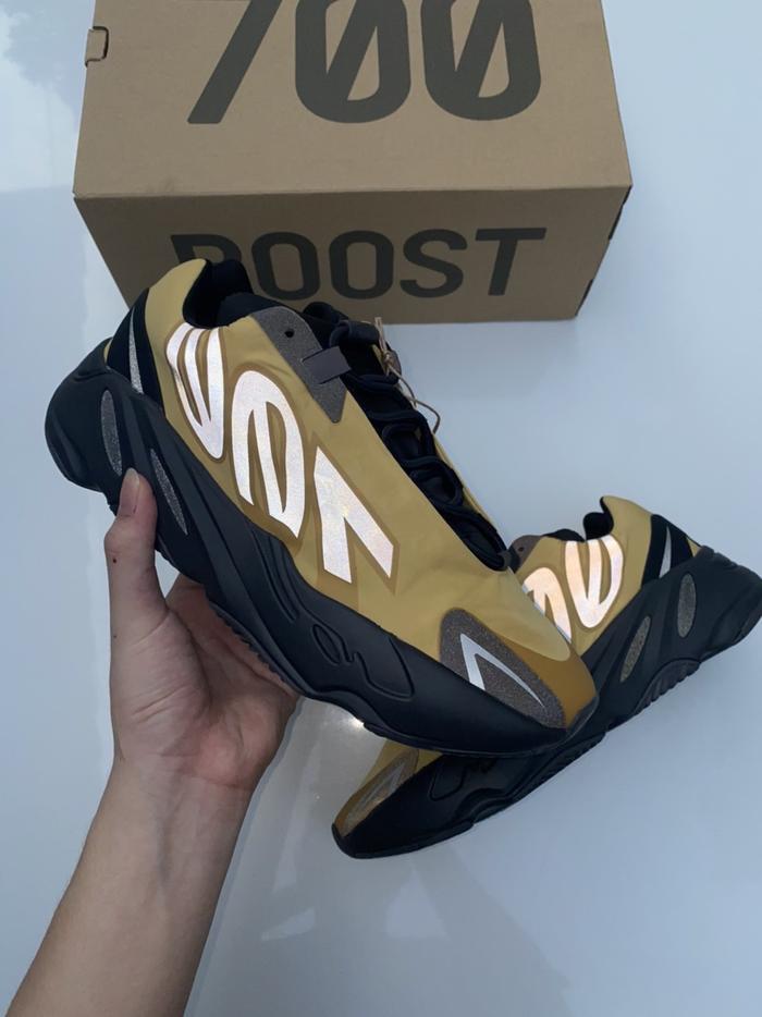 yeezy 700 Mnvn