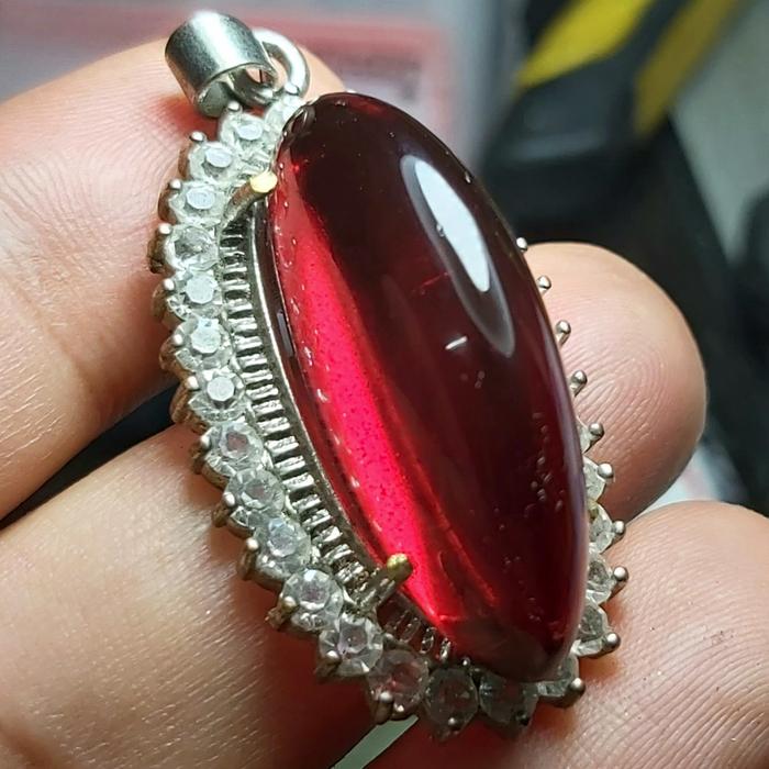 Liontin Merah Siam