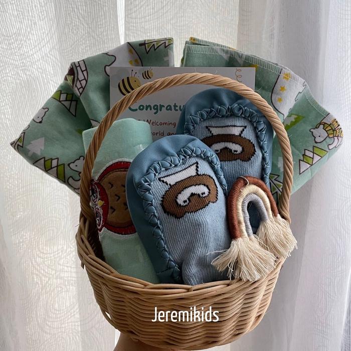 Hampers kado lahiran bayi keranjang rotan