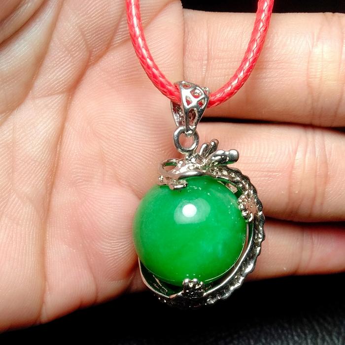 kalung liontin batu giok hijau burma/liontin batu giok