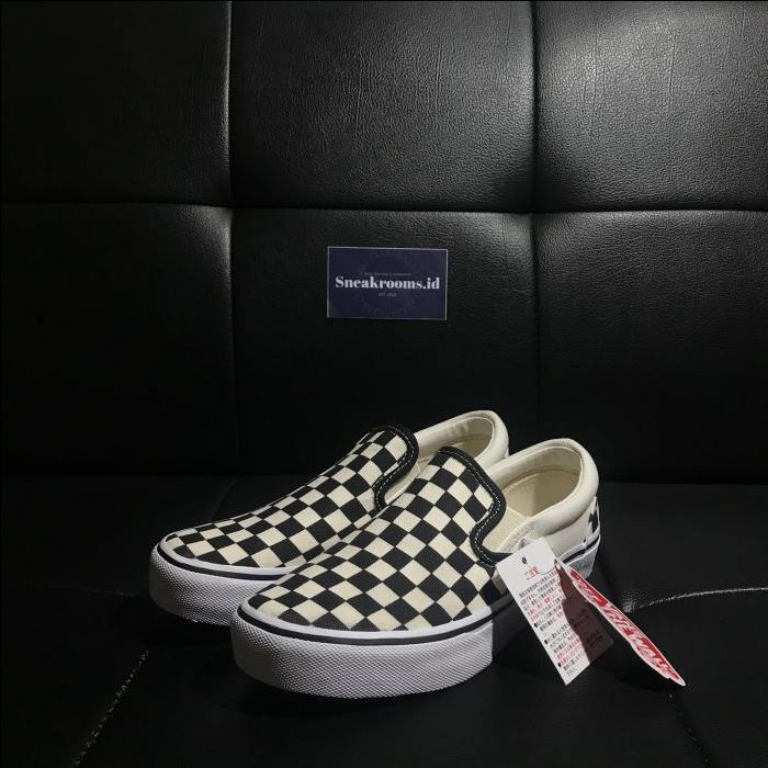 Sepatu Sneakers / Vans Slip On V98CLA Checkerboard Black / Original