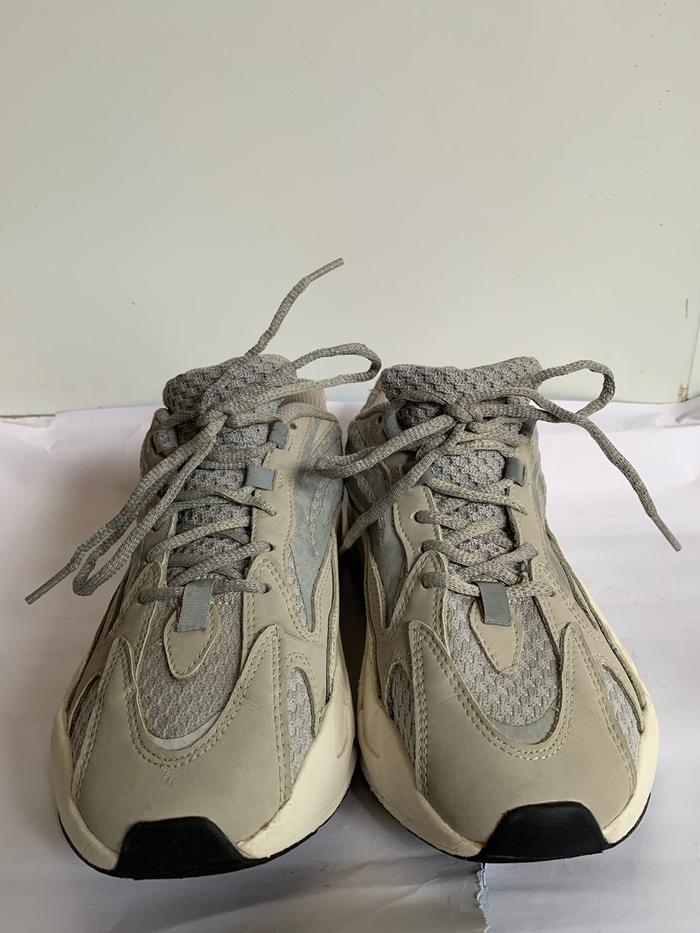 Sepatu YEEZY Boost 700 Pria Ori