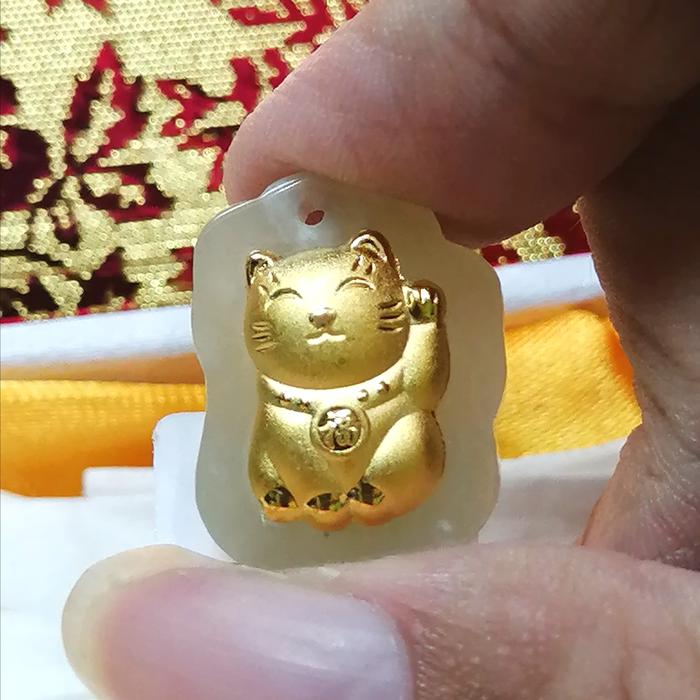 0682 Liontin Giok Nephrite Maneki Neko Lapis Emas Bersertifikat