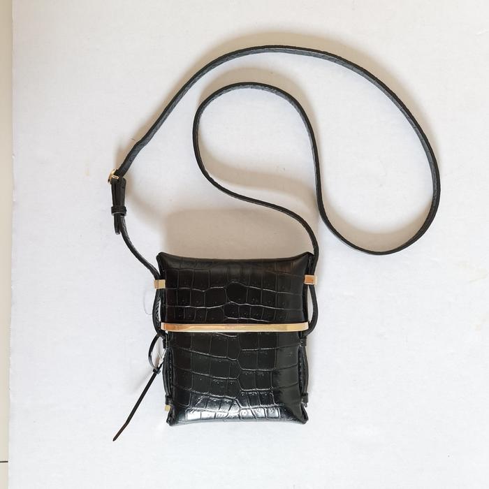 tas mini sling givenchy croco embose black on gold