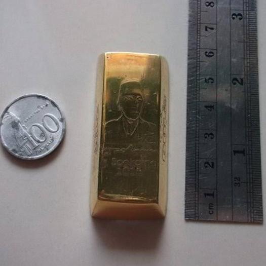 Lempeng Emas Batang Soekarno Bahan Kuningan 1818 24K Antik