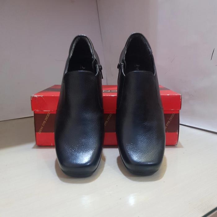 Sepatu Pantovel Kulit Wanita Yenifree DM1000 Black Semi Boot
