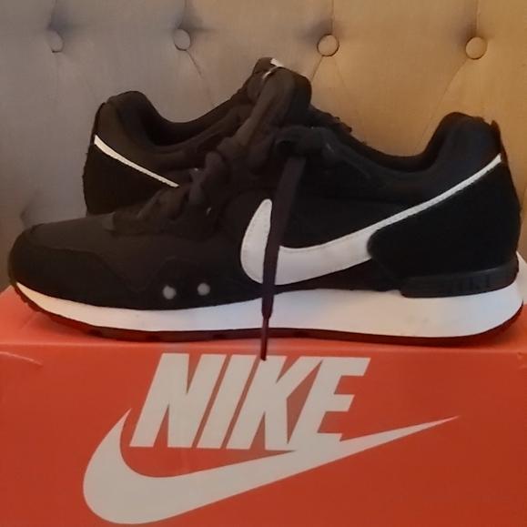 Nike Venture Runner "Black/White/Black" Original BNIB