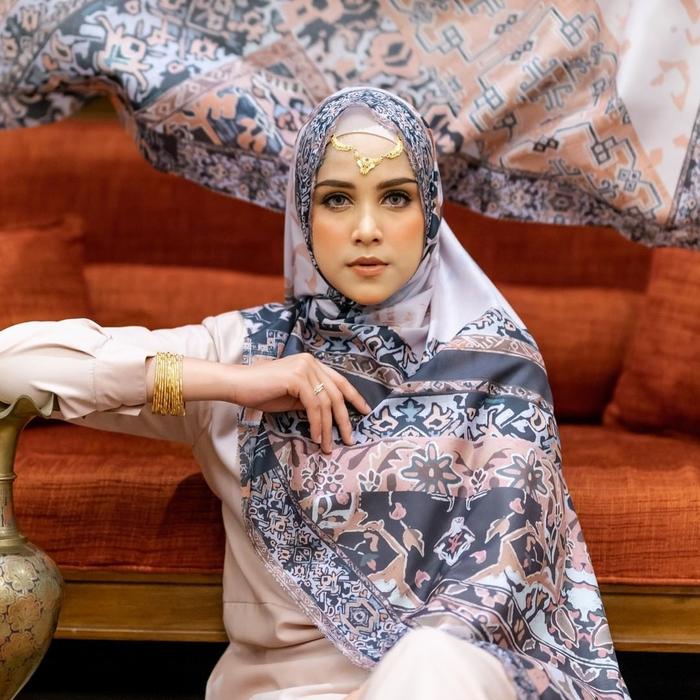 Jilbab Motif Segi Empat seri Sophia Grey Signature Turki by Deenay