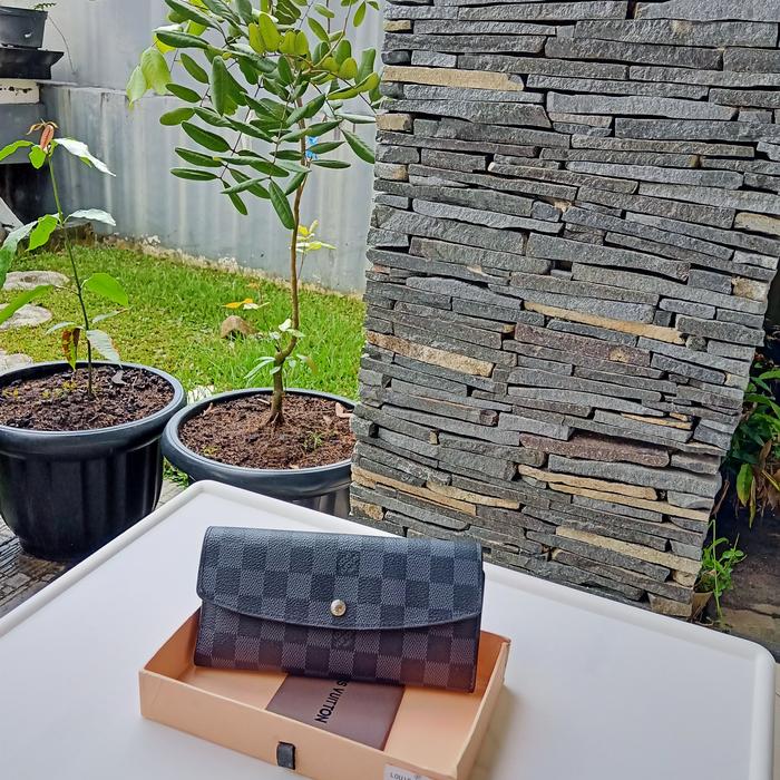 LV wallet mirror