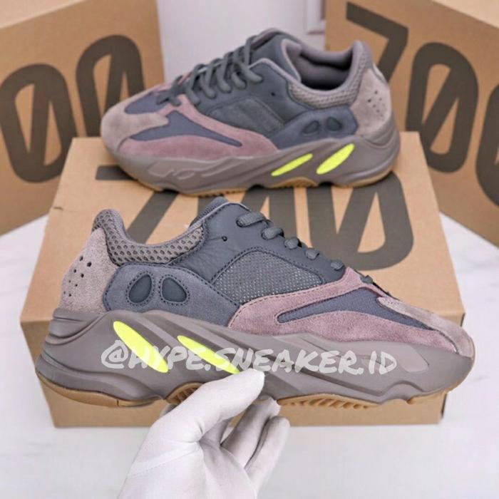 Yeezy Boost 700 Mauve