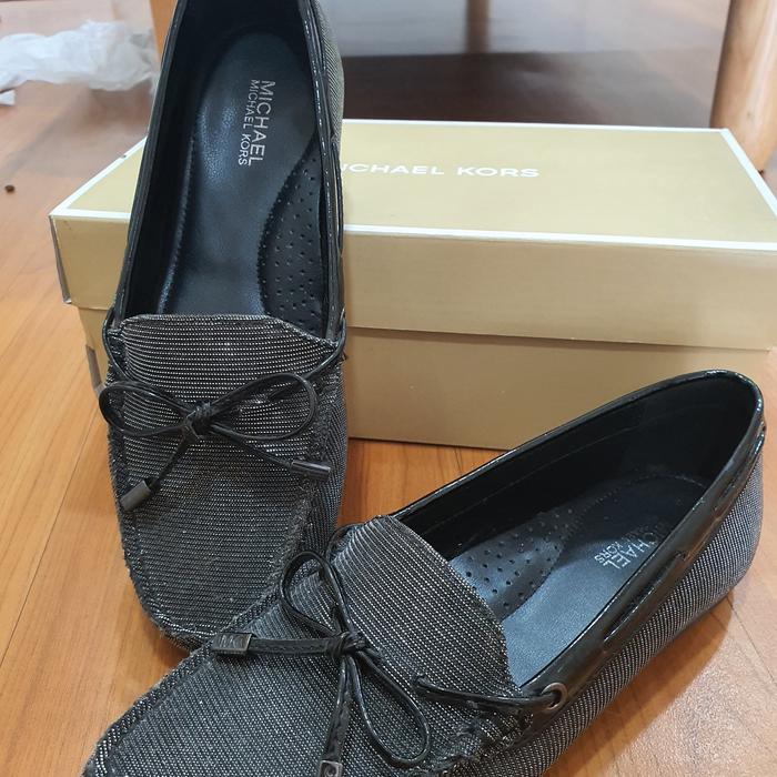 Preloved flat shoes MICHAEL KORS sz 6