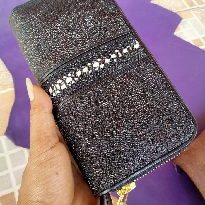 GUSTY LEATHER Dompet Wanita Kulit Ikan Pari Model Rit Warna Hitam Duri Ekor Kulit Ikan Pari 2 Kanton