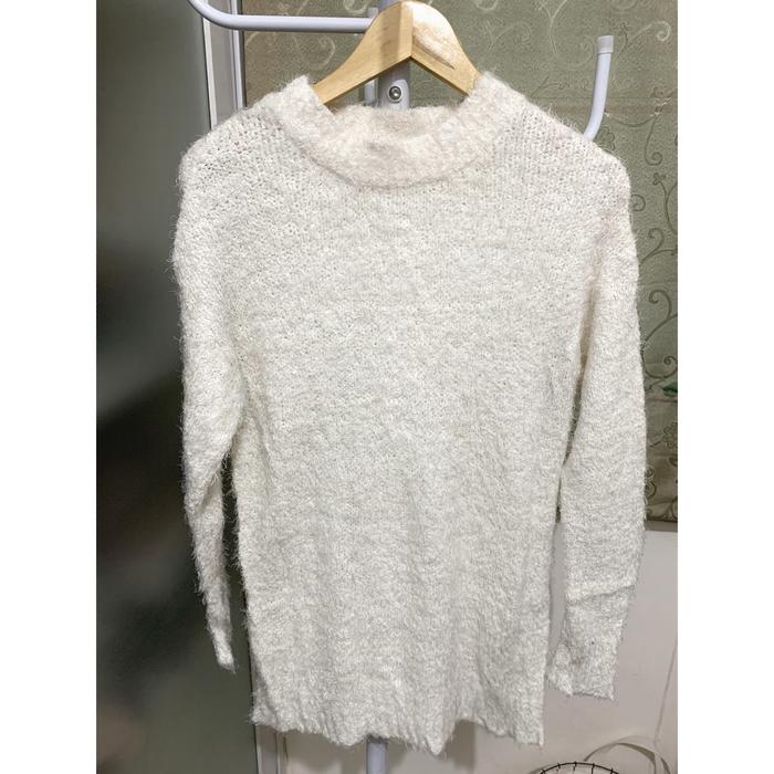 Earth Music & Ecology Fuzzy Sweater White / Sweater Bulu