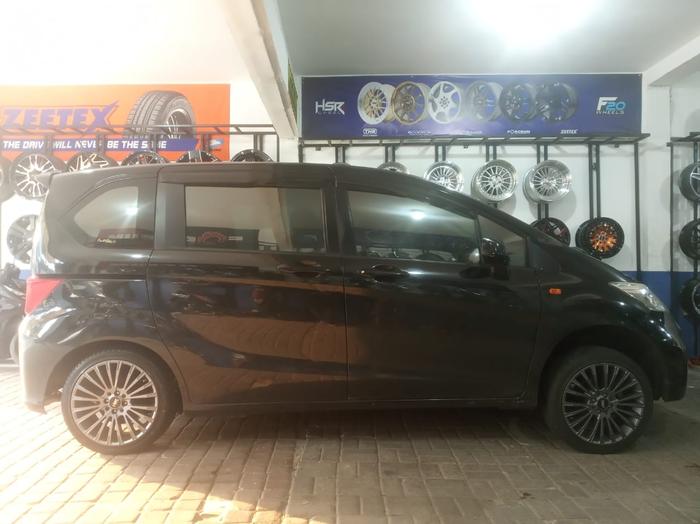 Modifikasi Mobil Honda freed menggunakan velg Hsrwheel-Web R17