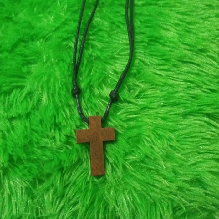 kalung salib kayu