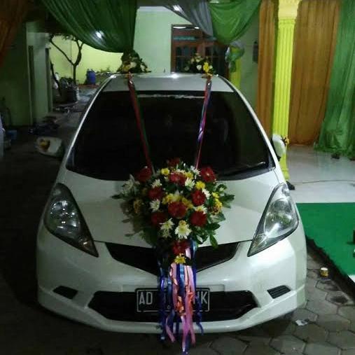 Rias mobil pengantin bunga