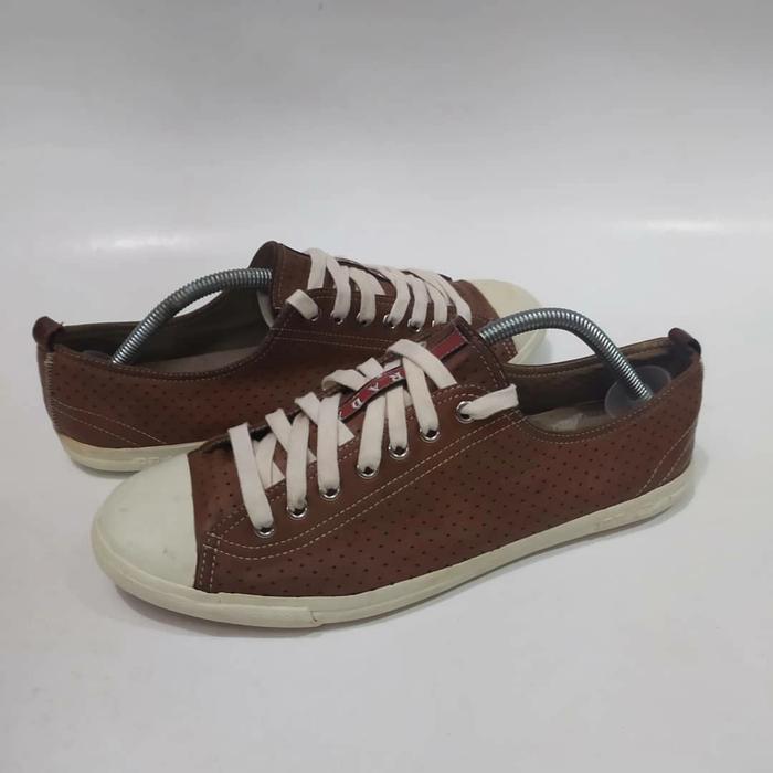 sneakers coklat prada