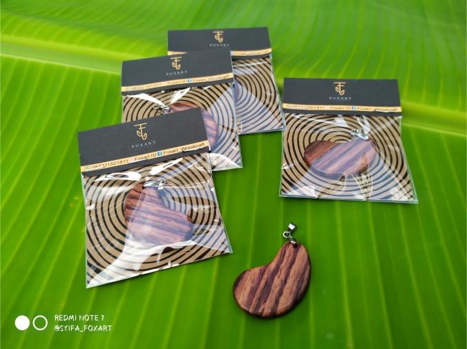 Bandul kalung kayu akar sonokeling / liontin kayu foxart