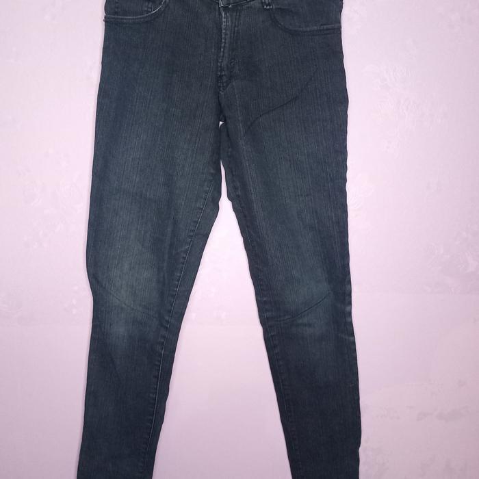 celana levis wanita hitam