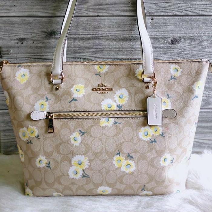 tas wanita coach gallery tote bag signature khaki floral daisy