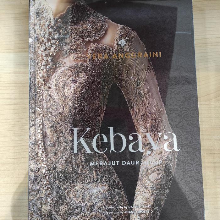 KEBAYA NERAJUT DAUR HIDUP VERA ANGGRAINI