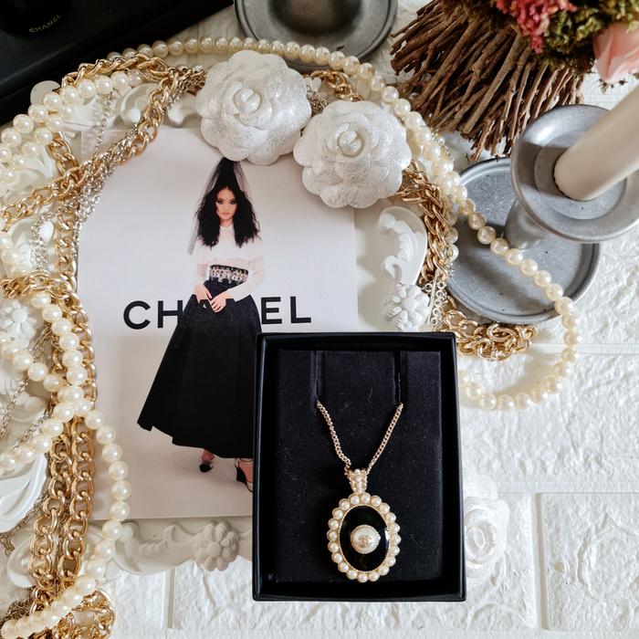 kalung chanel medalion pearl black