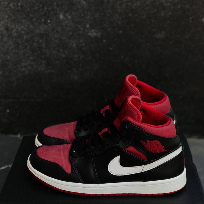 Air Jordan 1 Mid Black Noble Red