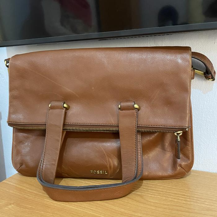 TAS KULIT WANITA MERK FOSSIL TALI SELEMPANG WARNA COKLAT PRELOVED
