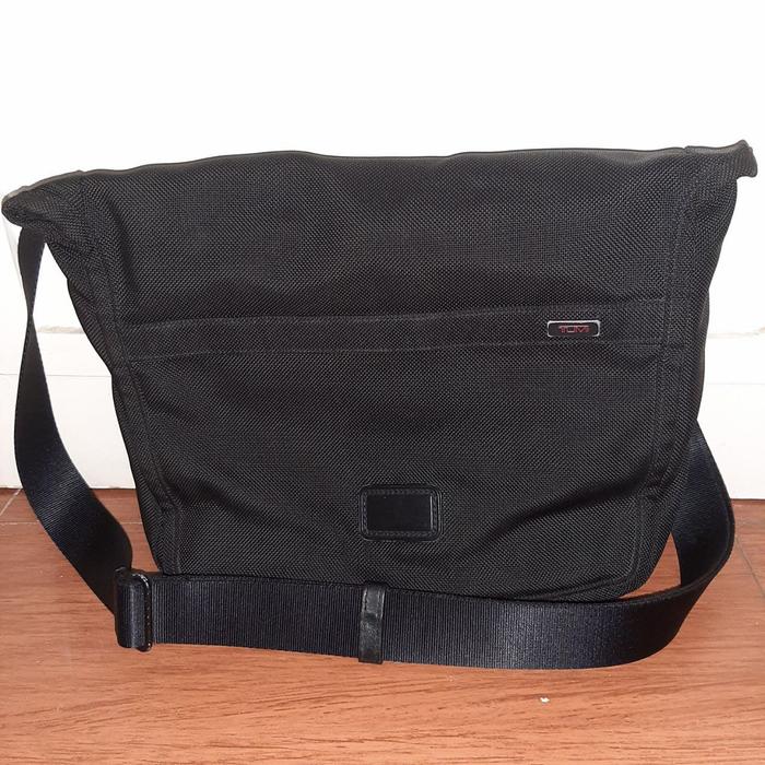Preloved - Tas selempang Slingbag TUMI