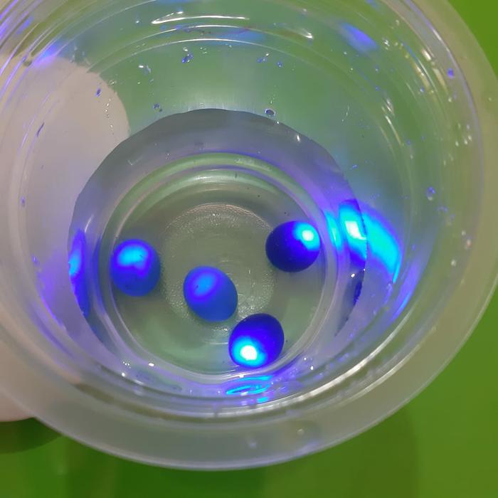 Batu akik nyala dalam air fosfor air biru