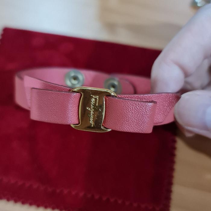 gelang salvatore ferragamo bow pink