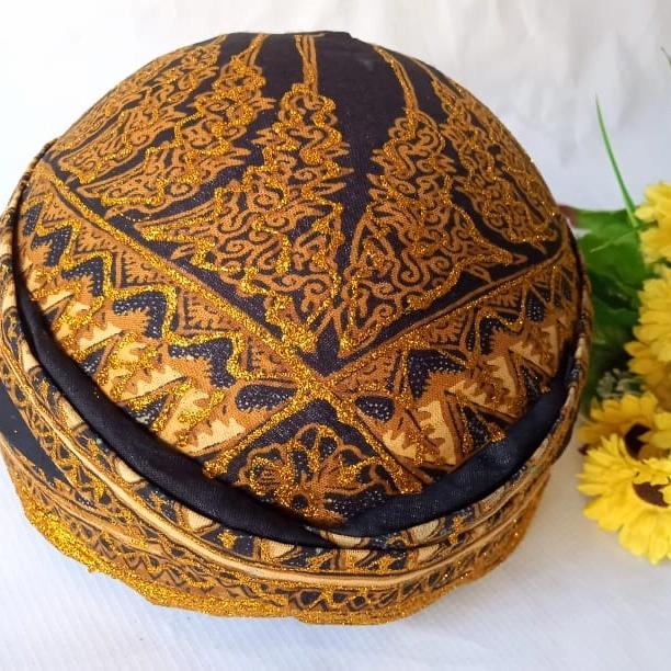 Blangkon Pria Adat Solo Prada Halus Topi Tradisional Jawa