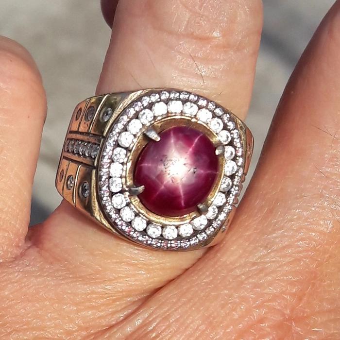 batu permata ruby star