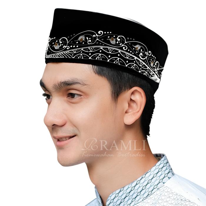 Peci Kopiah Hitam Lukis Motif Kembang Tulip Putih