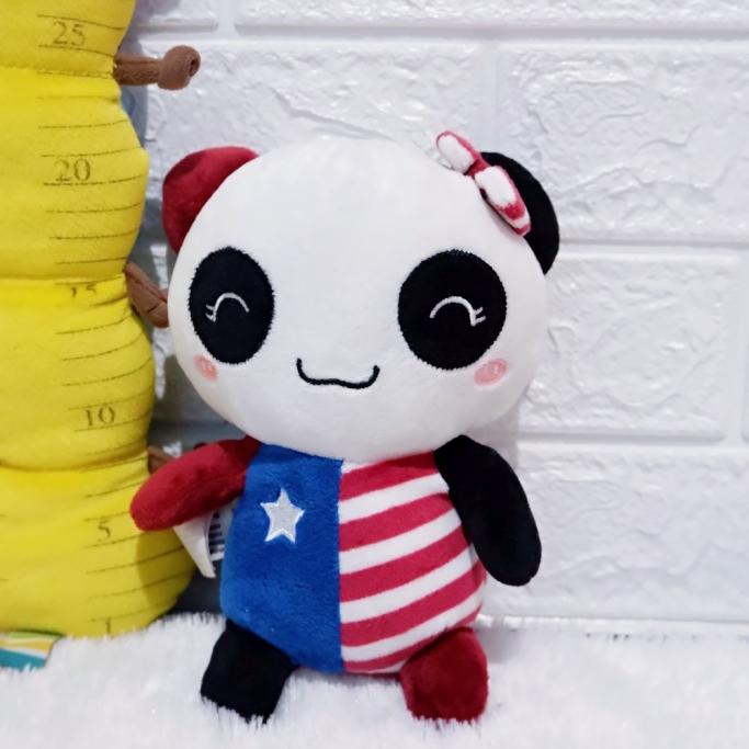boneka panda kecil kostum bendera