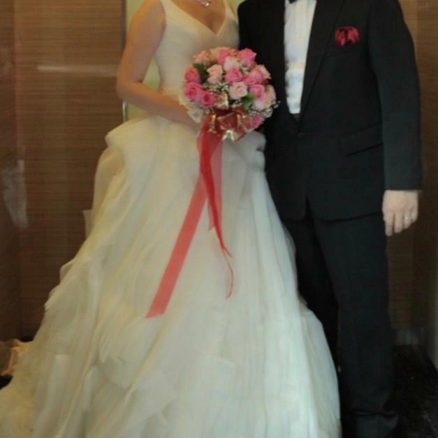 PRELOVED - Wedding Gown WHITE by VERA WANG original VW351029 size US 4