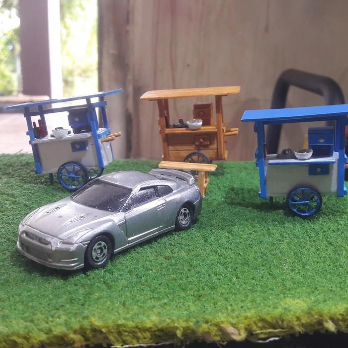 Miniatur Gerobak Mie ayam dan bangku skala 1:64