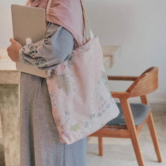 Everyday Totebag in Kayas merajut kisah oki setiana dewi osd