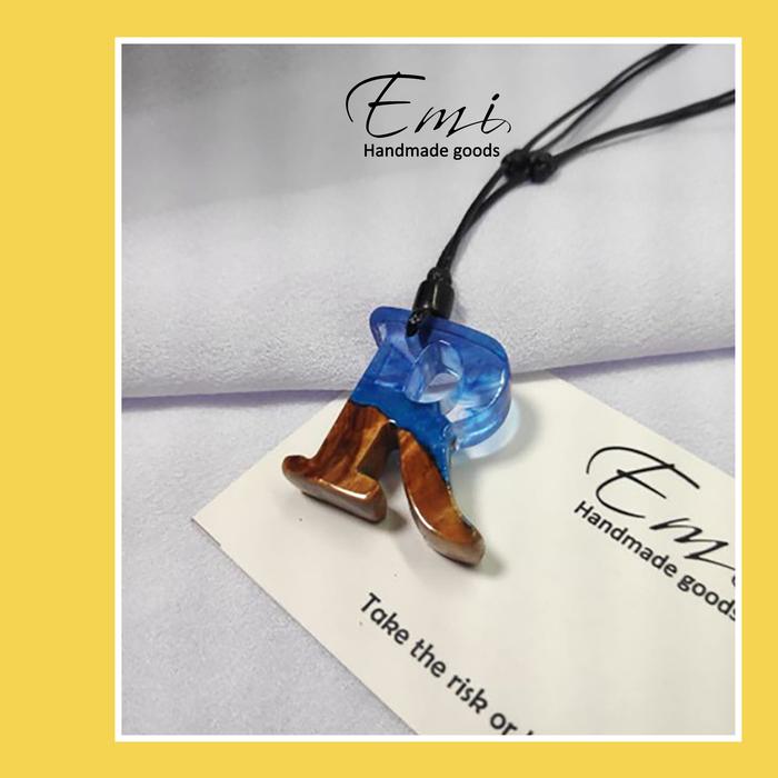 Emicraftt - Kalung Resin Mix Kayu Inisial Huruf Glow In The Dark - Tali Korea Hitam Bandul Biru