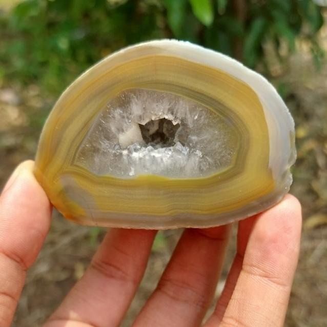 natural yellow agate geode 001