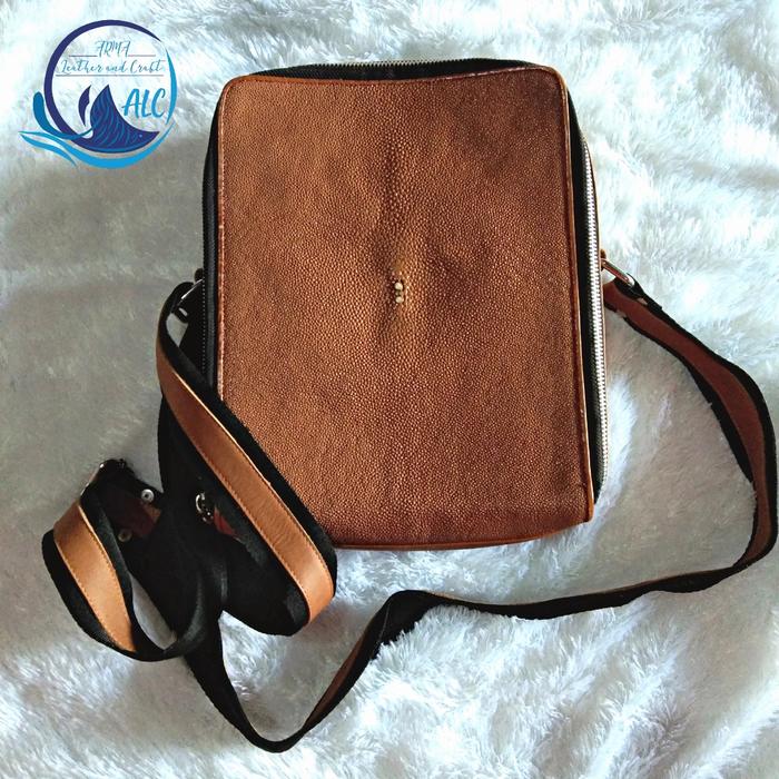 Tas Pria Selempang Original Kulit Ikan Pari Doble Resleting