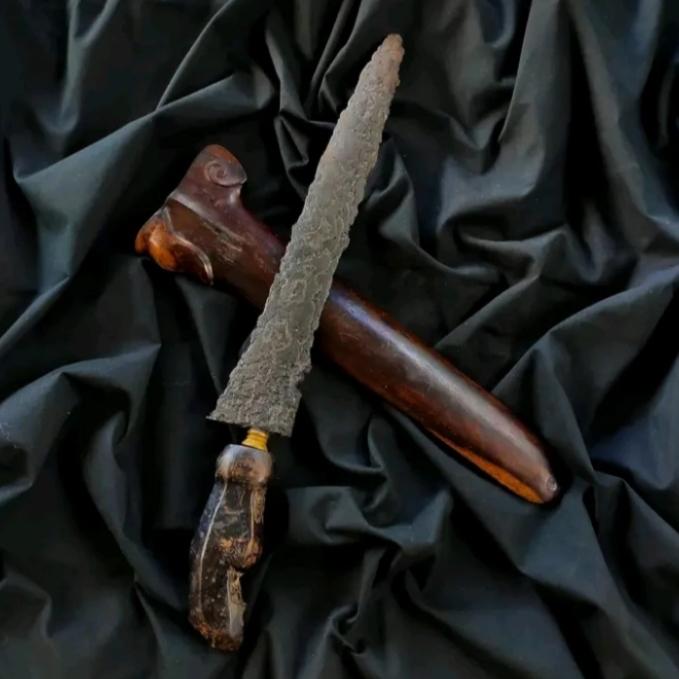 Keris Tindih Betok Pandito Semedi Tangguh Kediri Sepuh Kuno