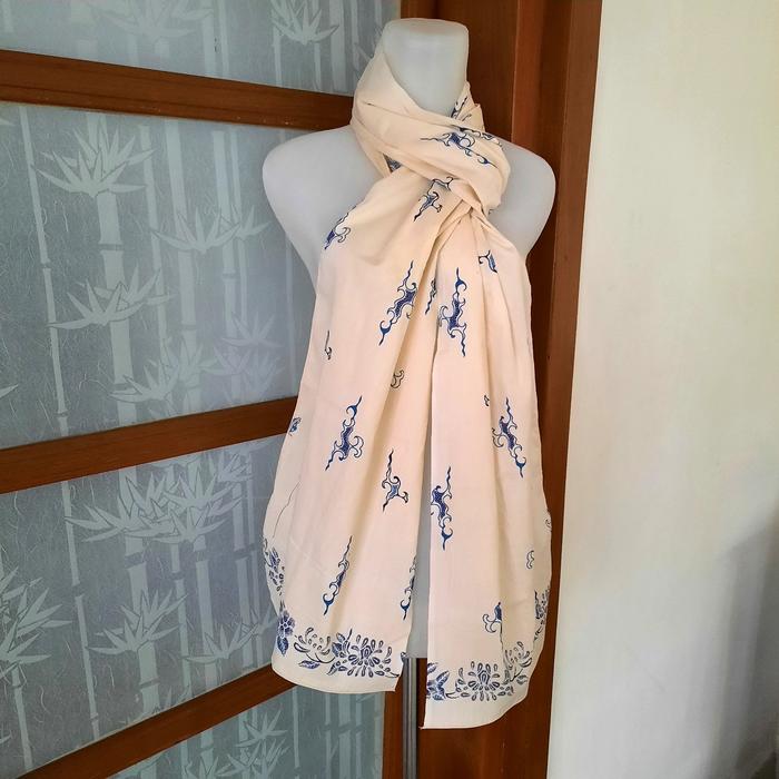 syall pria wanita putih tulang modern batik solo pakai kaos hitam