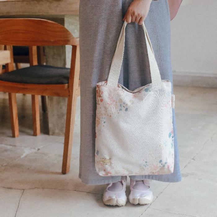Everyday Totebag in Cai merajut kisah oki setiana dewi tas