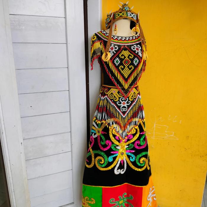 satu set kostum dayak wanita pakaian adat tradisional Kalimantan