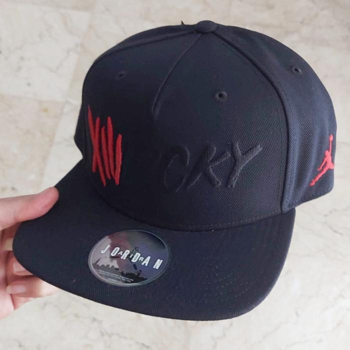 JORDAN 13 UNLUCKY • SNAPBACK ADJUSTABLE HAT • BLACK RED