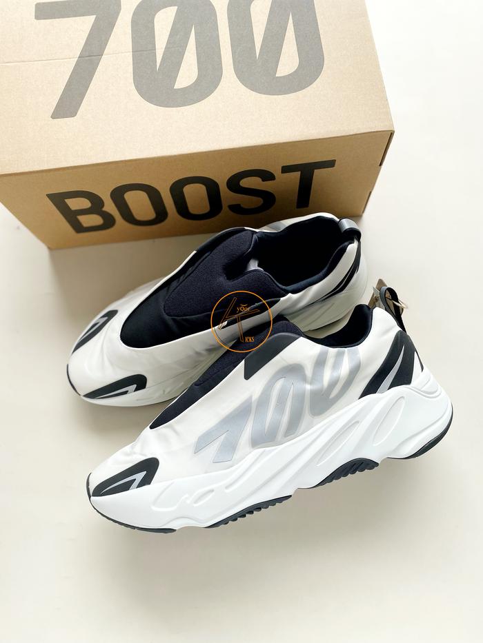 Yeezy 700 MNVN Laceless Analog