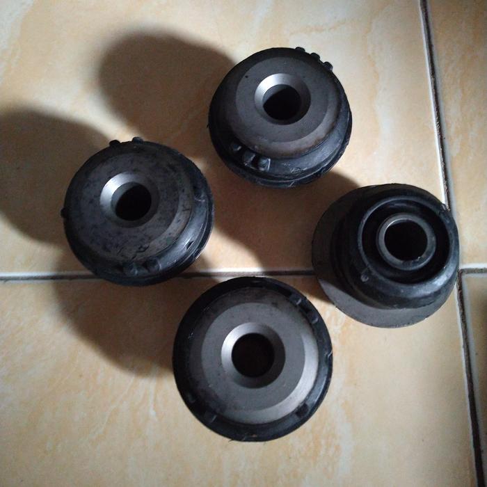 bushing arm depan Mercedes Benz W124 200E 230E 300E E320